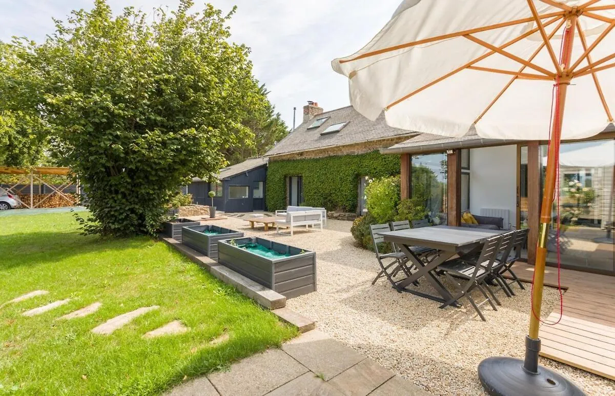 Guest house Villa Touesse - Maison De Charme/Jardin - 8 Pers Saint-Meloir-des-Ondes France